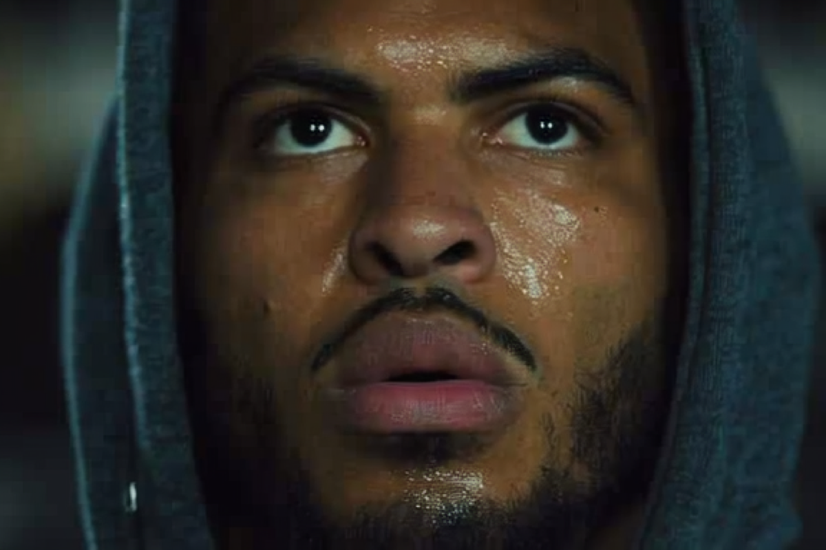 Close-up van een jonge man in hoodie