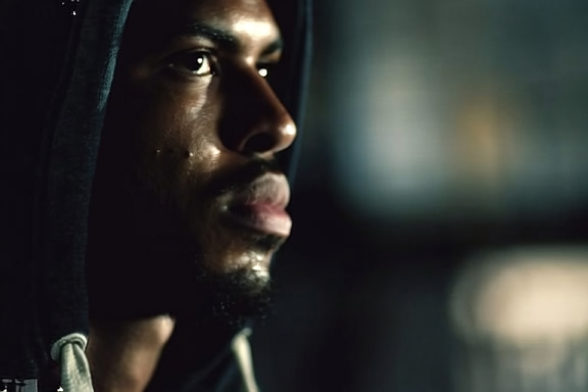 Jonge man in hoodie - zijprofiel